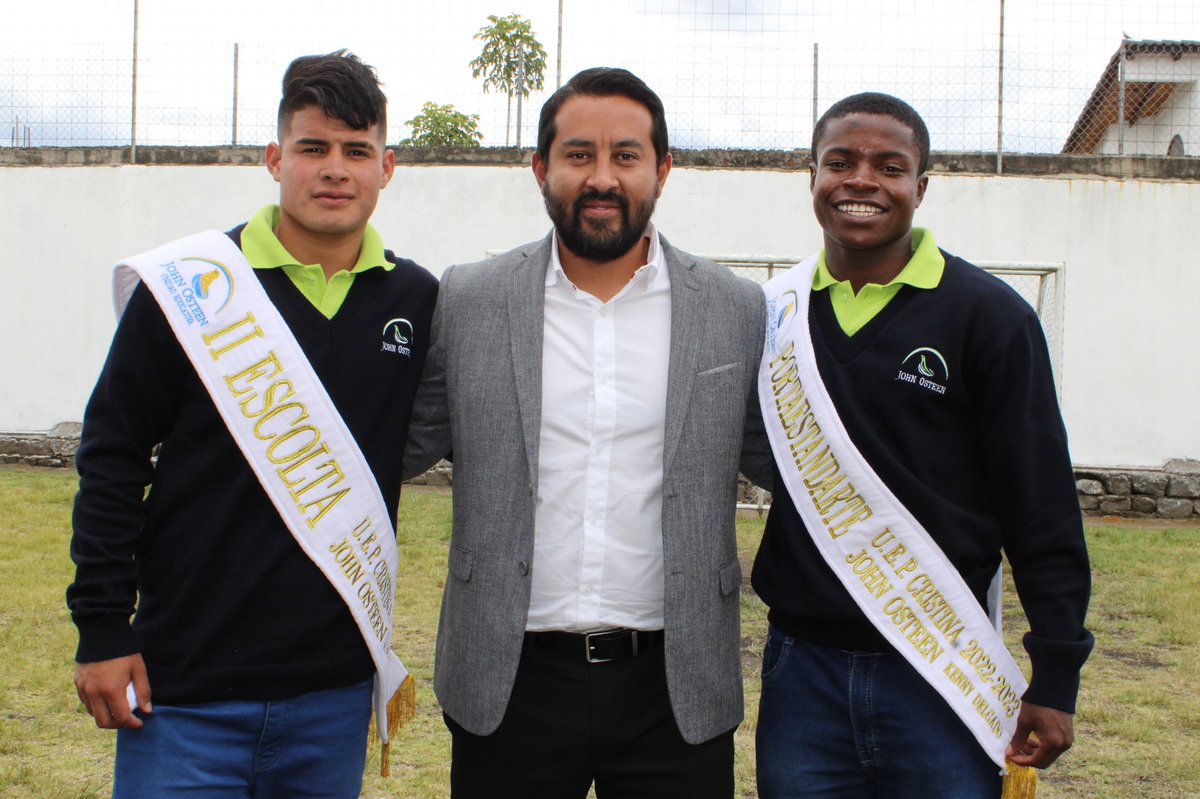 futestudio's tweet photo. Nuestos jóvenes de tercero de bachillerato realizaron su juramento a la bandera 🇪🇨

El esfuerzo tiene su recompensa. Sigan adelante chicos @FormativasSDA 

Felicitaciones Kendy y Adrián por ser parte del cuadro de honor

#educacion #juramento #bandera #deporte #aucas https://t.co/VJug7jKCBR