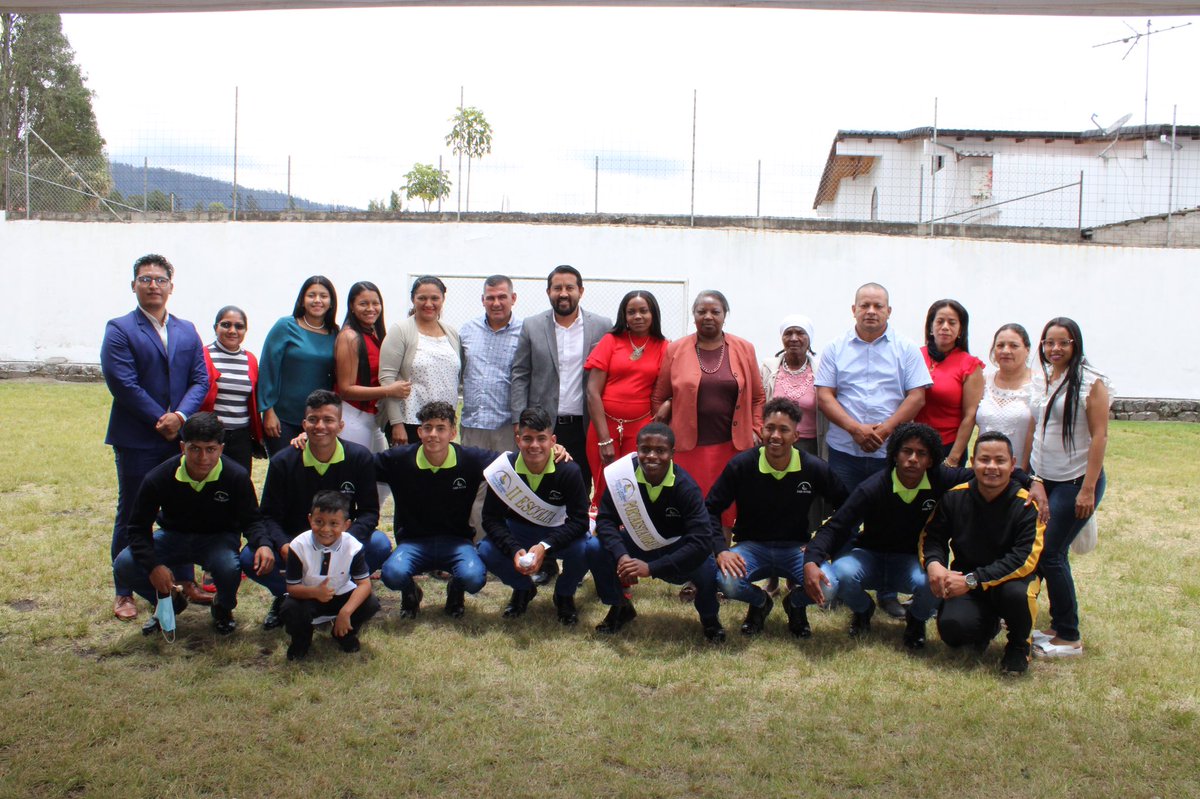 futestudio's tweet photo. Nuestos jóvenes de tercero de bachillerato realizaron su juramento a la bandera 🇪🇨

El esfuerzo tiene su recompensa. Sigan adelante chicos @FormativasSDA 

Felicitaciones Kendy y Adrián por ser parte del cuadro de honor

#educacion #juramento #bandera #deporte #aucas https://t.co/VJug7jKCBR