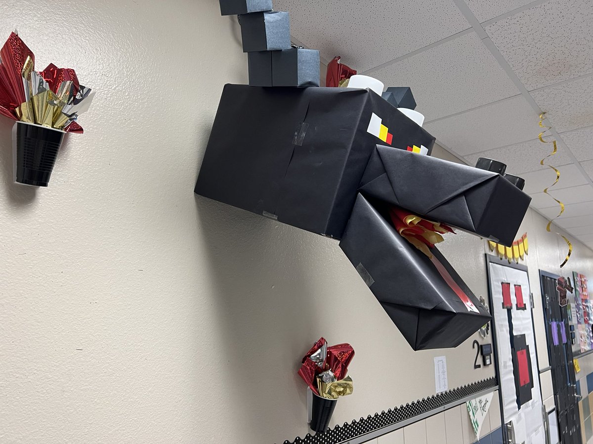 SLEBurgess's tweet photo. Welcome to our “Game On” world of Minecraft in 2nd grade!! Thanks to everyone who helped to make this happen. So fun!!! #ExperienceSLE @SLExDstars #GameOnSLE https://t.co/PfukM5yq27