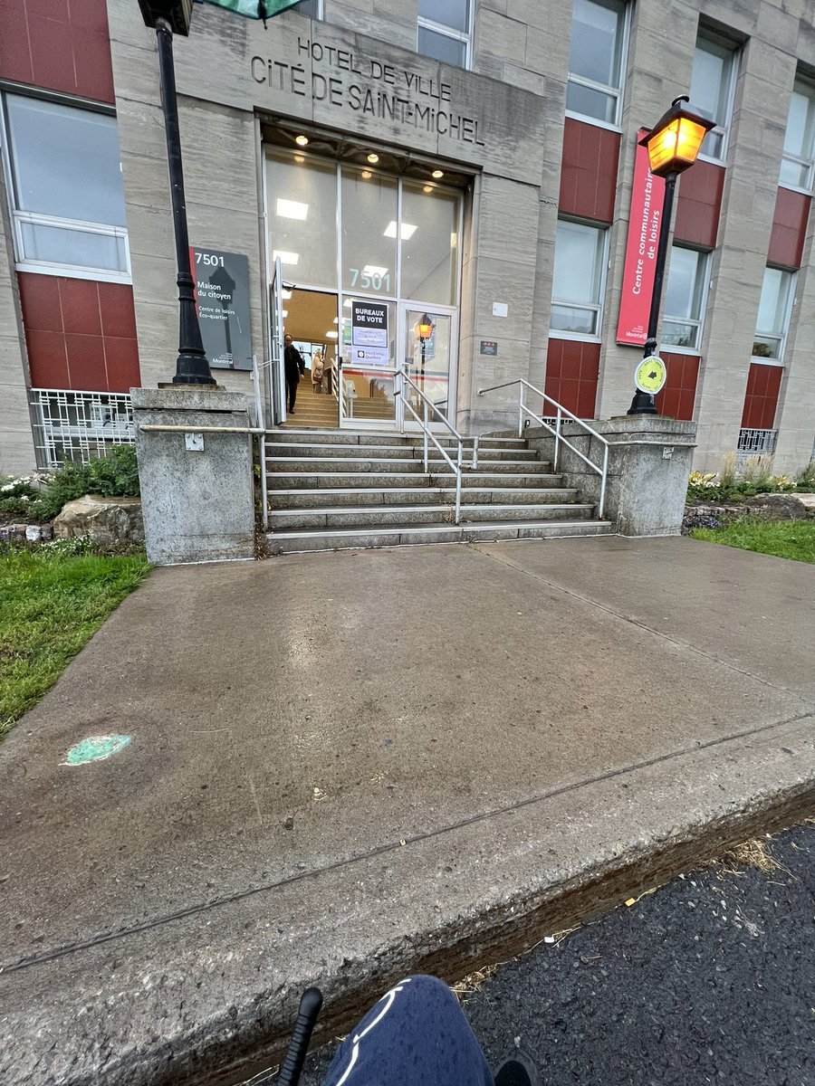 AaronLinguini's tweet photo. I was told that I could only vote by mail if  went in-person to register. So I opted to vote early instead (since it’s the same location and would take the same amount of time as registering for mail-in voting).

This was the entrance.

Cool. https://t.co/6yuA3XKgJ9