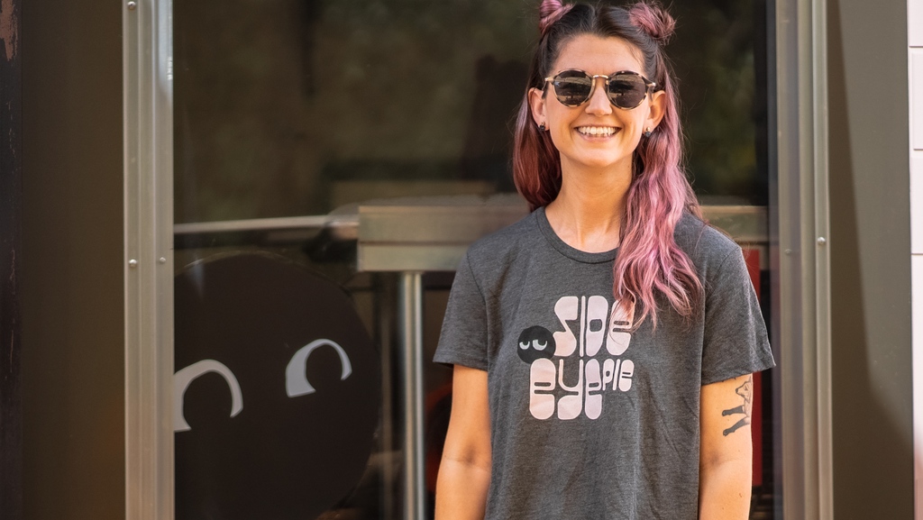 is it cool because she's wearing it or is she wearing it because its cool 🐔🥚

 #newrestaurant #pizzafoodtruck #insiderfood #pizza #austinpizza #foodtruck #foodies #foodtruckfood #foodtrucks #sideeyepie #sideeyepizza #newpizzaintown #sideeyepiefoodtruck #nowopenatx