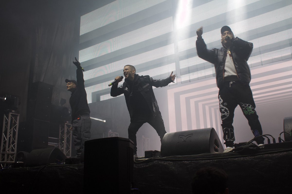_scastrov_'s tweet photo. No voy a superar jamás estos hijos de la ruina, os amo cabrones🫶🏼❤️‍🩹 @NatosyWaor @Recycled_J @RioVerbenaFest https://t.co/WuRKweoV8N