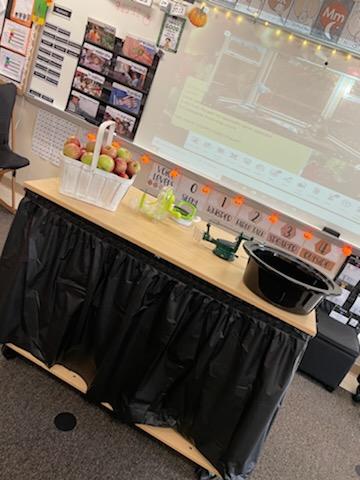 MrsBakerWCS's tweet photo. Homemade Applesauce for Johnny Appleseed Day! We included procedural writing, and a timeline of John Chapman! Learning is Fun! #thirdgraderocks #teacher4life #willardrocks @warrenschools @WCSChiaro https://t.co/DzpSZBadet