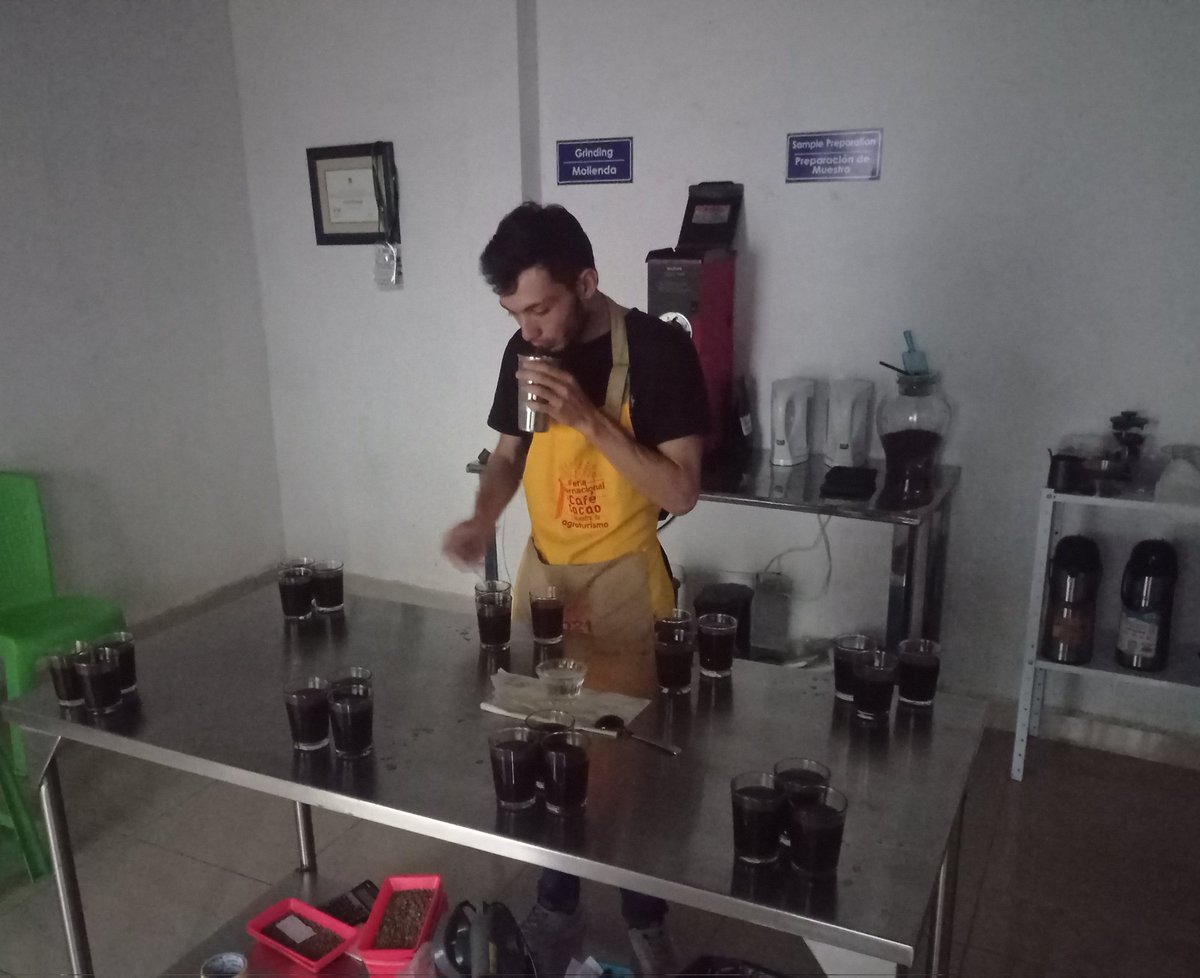 OSCARCUELLAR's tweet photo. Prueba de catación de café en mi #Pitalito ☕❤️🇨🇴. El nuevo Eje Cafetero es el #Huila y mi Valle del Laboyos es el mayor productor; así como, nuestra ciudad es donde tenemos la mejor calidad de cafés especiales. #OrgulloLaboyano ✊🏿. https://t.co/aV0QIIx9R1