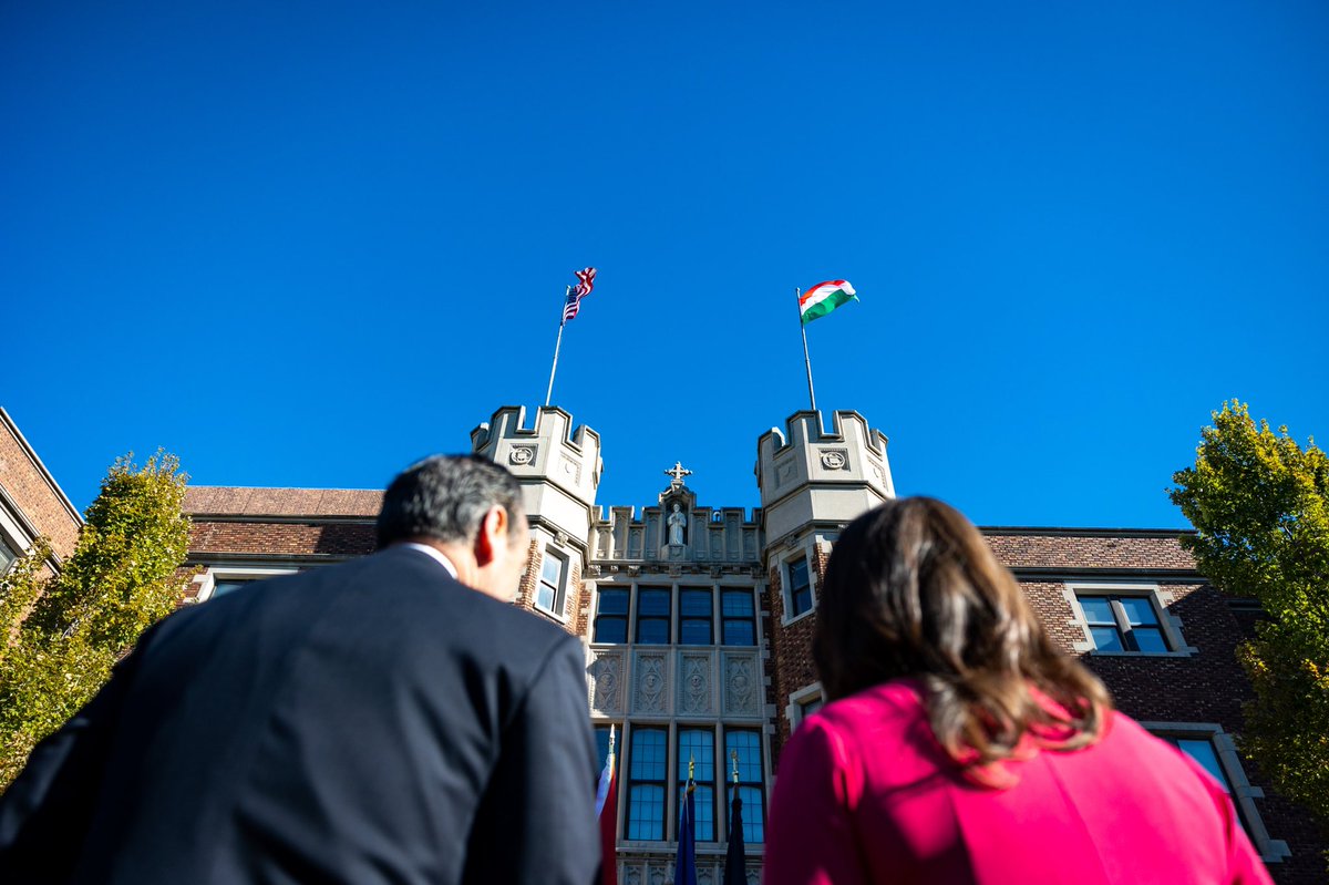 KatalinNovak_HU's tweet photo. Touching welcome at the @BenedictineKS Benedictine College in #Kansas 🇺🇸, where I am proud to have been the first President to visit. Wonderful experience, and thanks to all student for showing interest to #family policies and #Hungary🇭🇺. 
Ora et labora! https://t.co/nsK8AVwYJ6