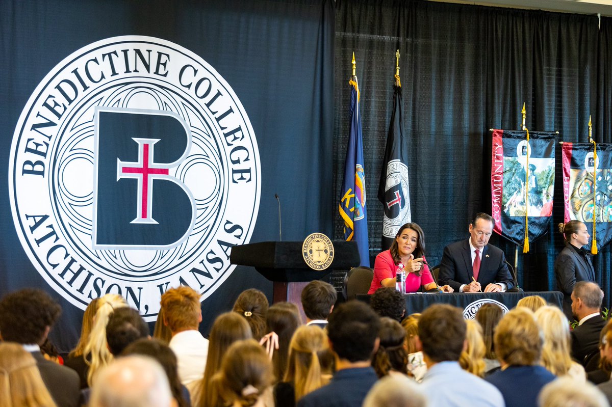 Touching welcome at the <a href="/BenedictineKS/">Benedictine College</a> Benedictine College in #Kansas 🇺🇸, where I am proud to have been the first President to visit. Wonderful experience, and thanks to all student for showing interest to #family policies and #Hungary🇭🇺. 
Ora et labora!