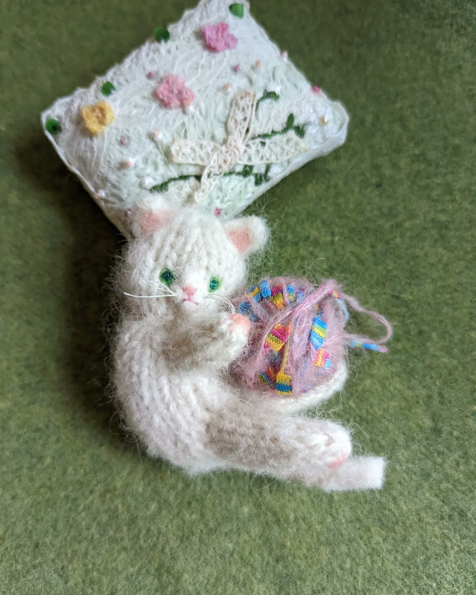 keitoya_pompom's tweet photo. 『きょうのにゃんこ』

にゃんこは毛糸だまが好きなのかな🧶？
にゃんこはきっと、
編み物をしている時にコロコロと
転がる毛糸だまが好きなんだと
思い描いた今日の朝🙆

Happy Knitting♥

#あみぐるみ #amigurumi #にゃんこと毛糸だま #毛糸遊び #毛糸だま #編み物 #happyknitting #letsknit https://t.co/nOfIyVYvX4