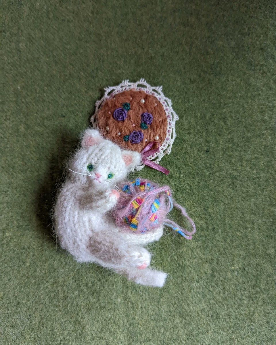 keitoya_pompom's tweet photo. 『きょうのにゃんこ』

にゃんこは毛糸だまが好きなのかな🧶？
にゃんこはきっと、
編み物をしている時にコロコロと
転がる毛糸だまが好きなんだと
思い描いた今日の朝🙆

Happy Knitting♥

#あみぐるみ #amigurumi #にゃんこと毛糸だま #毛糸遊び #毛糸だま #編み物 #happyknitting #letsknit https://t.co/nOfIyVYvX4