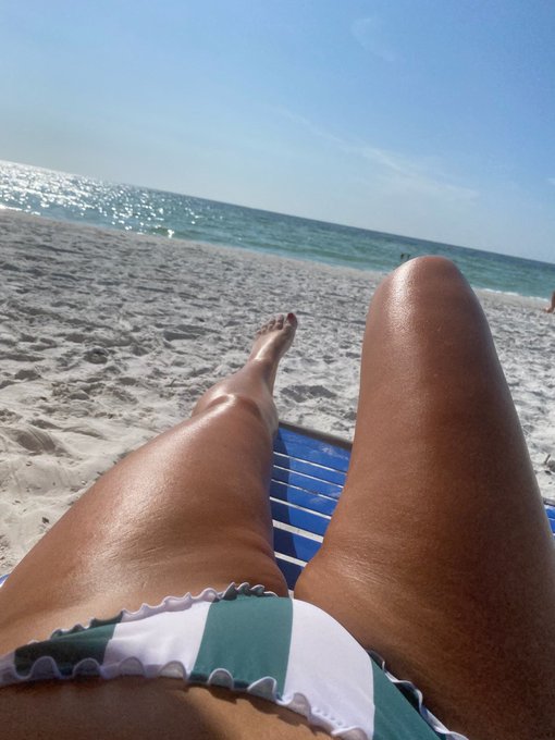 Who else loves the beach?🥰⛱️  https://t.co/zusDbIRJxk https://t.co/cptLGF9qRF