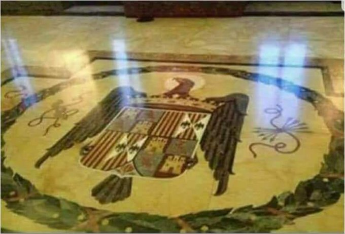CCivicaCatalana's tweet photo. Este escudo de los Reyes Católicos es del siglo XV y está en la embajada más antigua del mundo, la de España en Roma, creada en 1480. Los censores de la memoria histórica quieren eliminarlo del suelo por "ser franquista". https://t.co/3rp4CfE51k