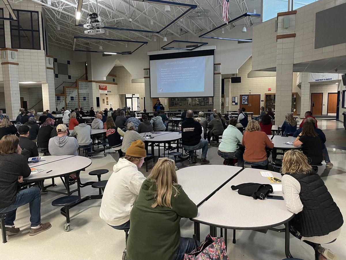 aijohns87's tweet photo. #Classof2023 Financial Aid Night! Great turnout with our college reps! @RAHScounseling #reedsburgpride https://t.co/Ju08RFIziG