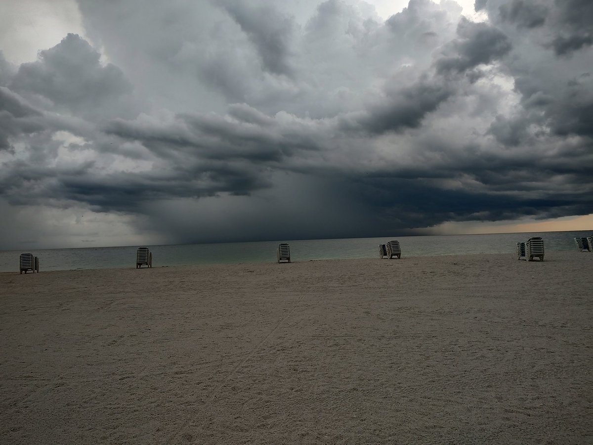 JohnnyKrunch's tweet photo. @FOX13News no one on Lido Key this evening https://t.co/Axum5QGlWB