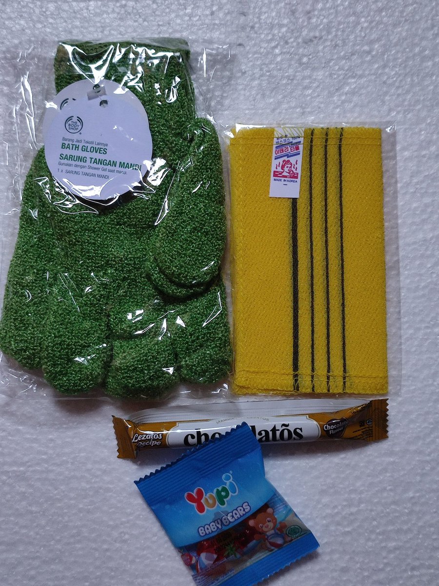 glyadya_'s tweet photo. @ohmybeautybank pake 2 produk ini kak nih punyaku baru dateng malem kemarin abis repurchase. kalo di aku bathgloves ini bisa untuk melembutkan kulit, terus italy towelnya buat mencerahkan ngangkat daki gitu, pakenya terpisah. Setelah selesai mandi langsung timpa body serumnya nivea deh https://t.co/4tCUurVn2M