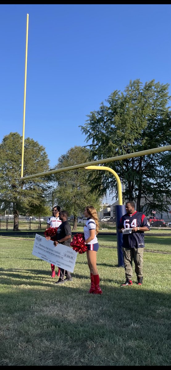 JerriNixon12's tweet photo. Congratulations to Coach Kelly! The Texans surprised him today with Coach of the Week and a check for ⁦@WHS_HUSKIES⁩! We are Husky proud! ⁦@HISDAthletics⁩ ⁦@HoustonTexans⁩ https://t.co/bFA7UUnTxN
