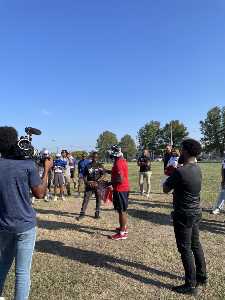 JerriNixon12's tweet photo. Congratulations to Coach Kelly! The Texans surprised him today with Coach of the Week and a check for ⁦@WHS_HUSKIES⁩! We are Husky proud! ⁦@HISDAthletics⁩ ⁦@HoustonTexans⁩ https://t.co/bFA7UUnTxN