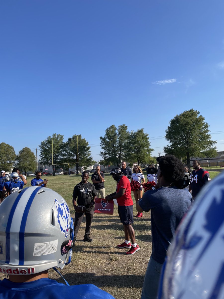 JerriNixon12's tweet photo. Congratulations to Coach Kelly! The Texans surprised him today with Coach of the Week and a check for ⁦@WHS_HUSKIES⁩! We are Husky proud! ⁦@HISDAthletics⁩ ⁦@HoustonTexans⁩ https://t.co/bFA7UUnTxN