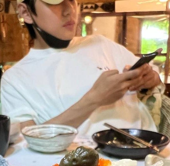 breezellea's tweet photo. TAEHYUNG lagi makan gays di restoran Surabaya😭
Gurumi kamu tolol you know tolol tolol is goblok you know? 
Dan lebih tolol nya lagi masih ada yang percaya kalo itu taehyung kan buta mata nya🤣🤣 taehyung bentukan nya begitu tolol banget gurumi yang percaya lebih TOLOL!! https://t.co/wRSEGnqxRd