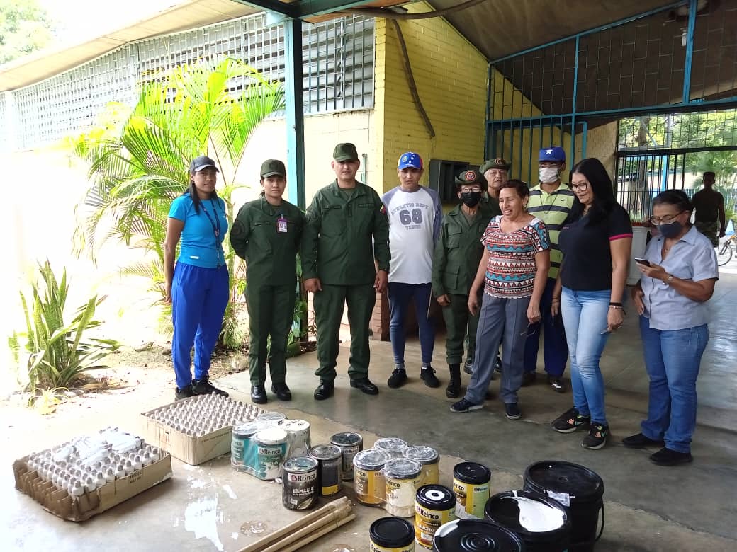 HjcaGuz's tweet photo. La  #FANB y #EjércitoBricomiles en perfecta union Civico- Militar continua las acciones de mantenimiento y reparación de la U.E.N. "Simón Bolívar", Maracay, Edo. Aragua,  para su recuperación y brindar un regreso a clases feliz. ¡Demostrando una vez más que si se puede! https://t.co/imN4U4wOGu