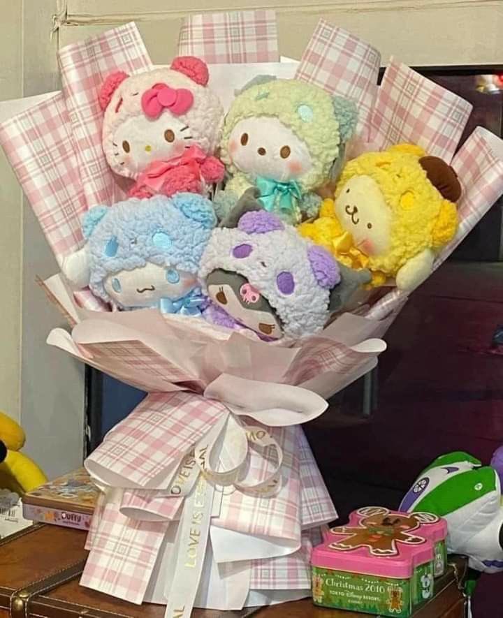 sanriodaily's tweet photo. if someone bought me a sanrio plushies bouquet i’d marry them 💫 https://t.co/VNSzWaHAPW