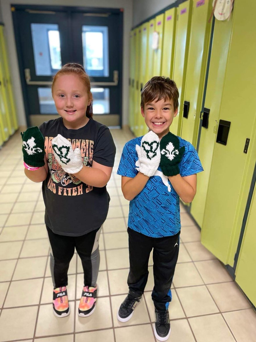 MoniqueMayer9's tweet photo. Nos élèves ont fait partie d'un tirage pour des mitaines franco-ontarien. Voici nos heureux gagnants. @Daph_Wallbridge @CSCDGR https://t.co/4oDm7ClcNi