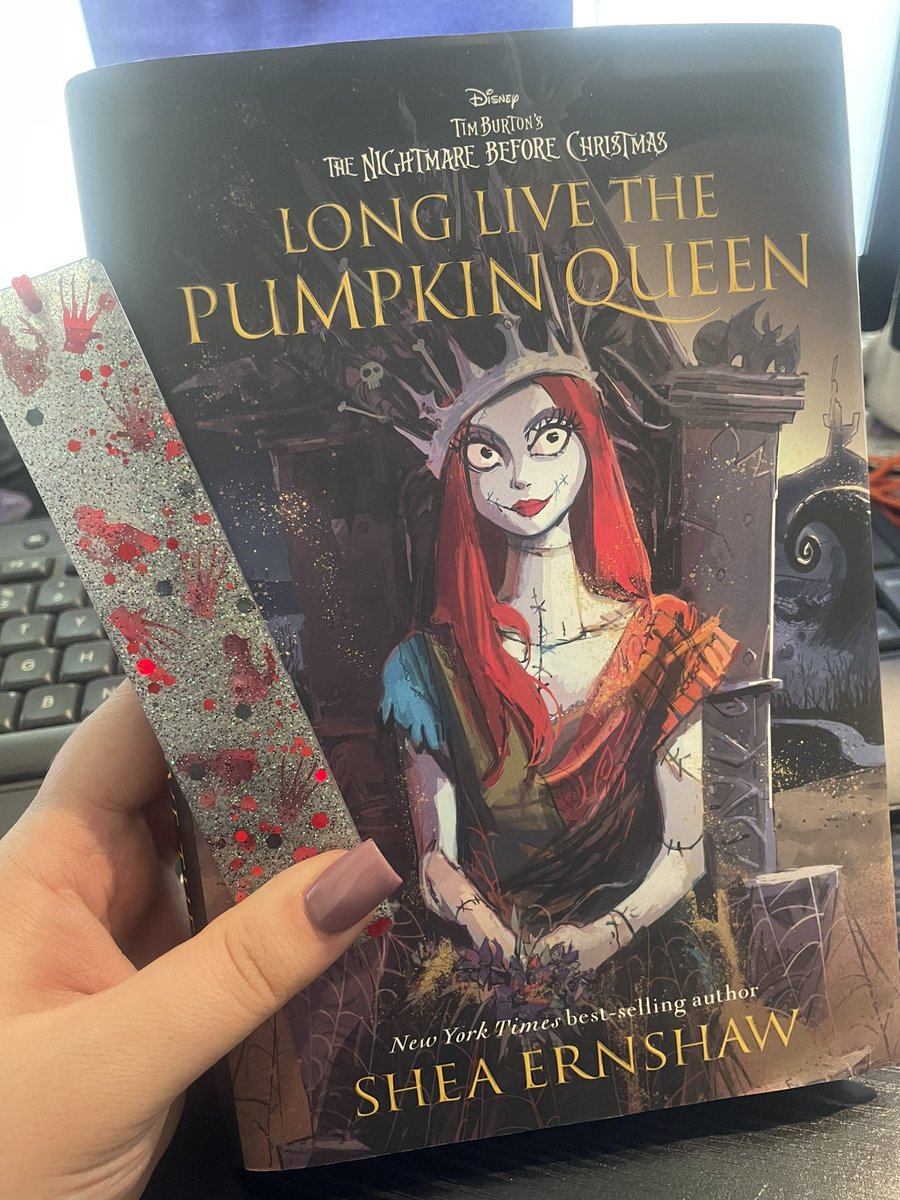 _QueenGaming_'s tweet photo. New book I @tinytina4413 got me for our spooky swap 🤍🎃 https://t.co/c6ARrECFY1