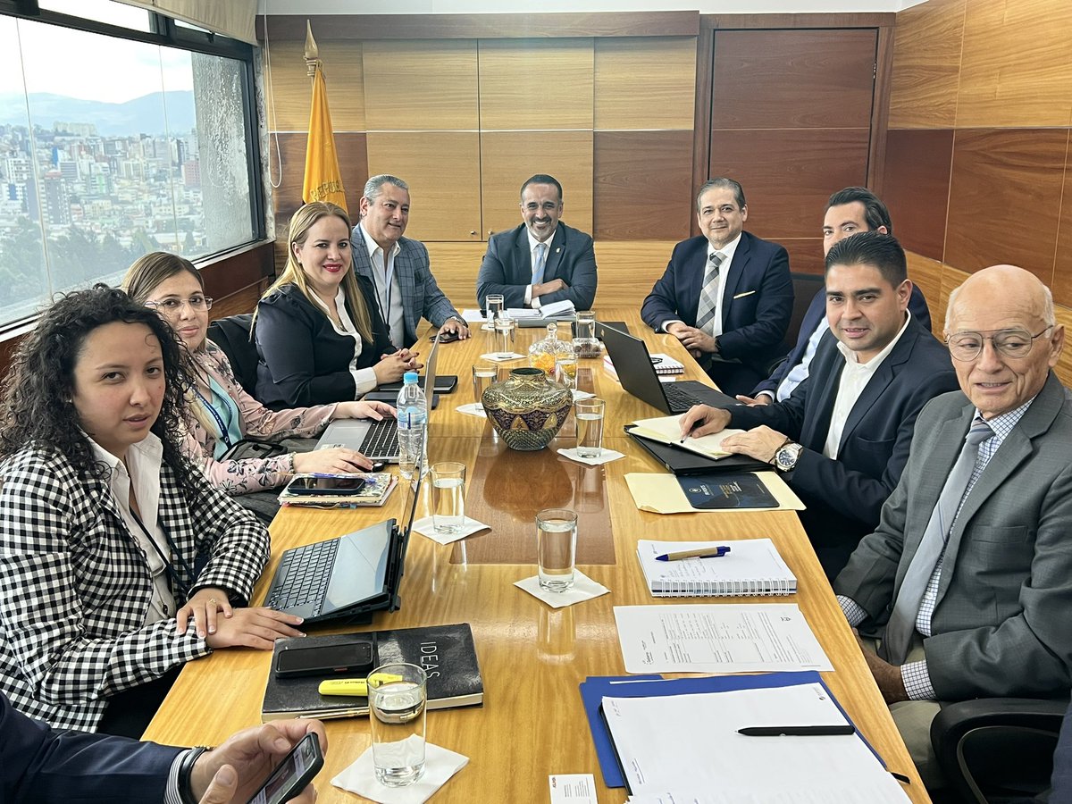 dariovherrera's tweet photo. Reunión con la multinacional #Agunsa y la Autoridad Portuaria de Manta @APortuariaManta. 🚢⚓️

✔️ Revisamos términos de concesión y el desempeño desde que fue adjudicado en 2016. 

✔️Identificamos oportunidades para generar empleo, inversión, comercio exterior y desarrollo. https://t.co/VOBrPgbvhI