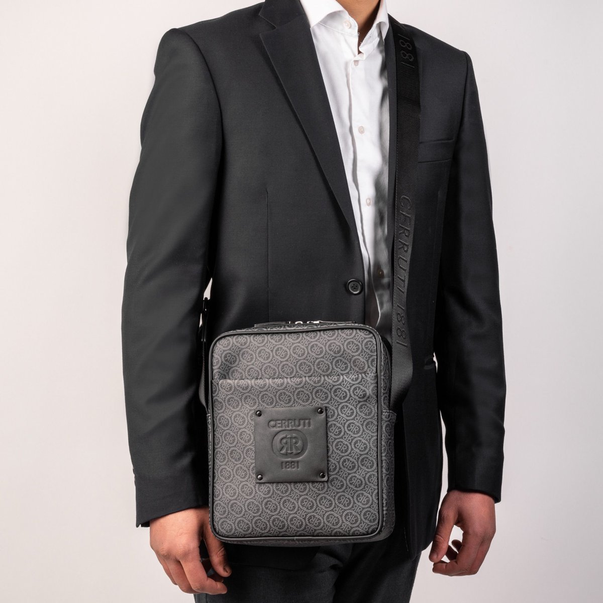 b2bgifts's tweet photo. This year, Cerruti is following the monogram trend, but of course with a modern twist. The result? Those re-invented versions of our top selling "Hamilton" bags, reinvented with an all-over monogram print adorned by the new Cerruti logo.
#cerruti1881 #logomania #reporterbag https://t.co/CAH49srIcP