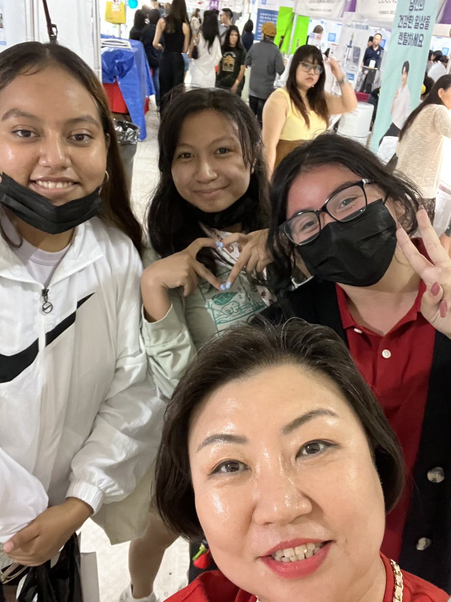 Foundation4KLAC's tweet photo. Hollywood High School, along with many other organizations, participated in the 49th Annual Los Angeles Korean Festival Parade! Hollywood High School Korean class students are learning using our Epic Korean textbook! https://t.co/KfZhPtiFJJ