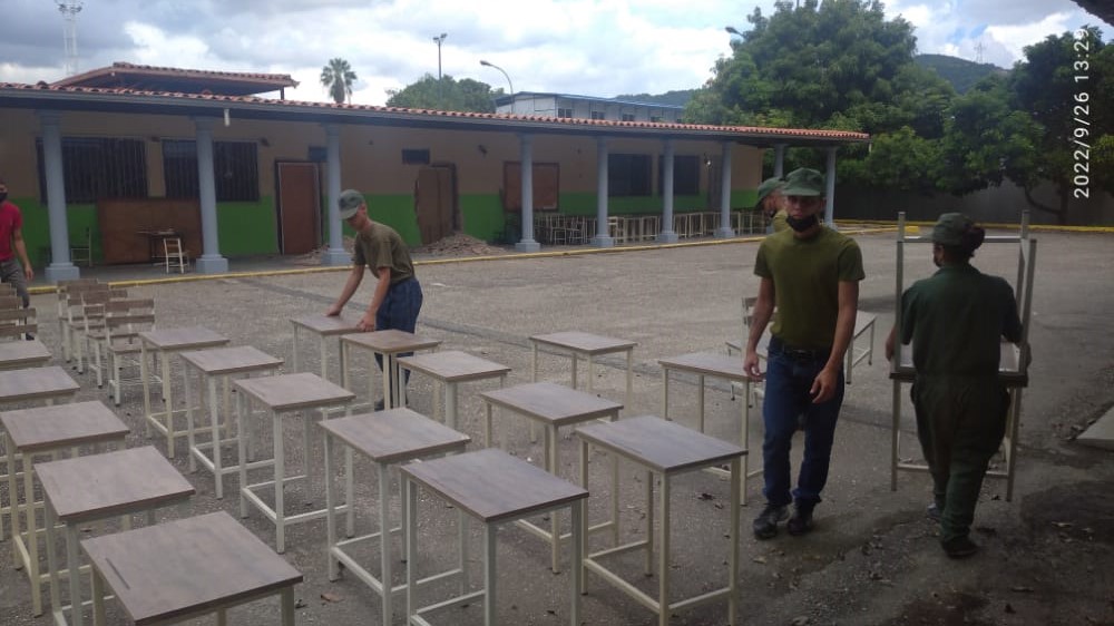 HjcaGuz's tweet photo. #Interesante || Continuamos las labores de rehabilitación de las instalaciones de la U.E.B. "Fuerte Tiuna" Caracas, Dtto. Capital, en unión CÍVICO-MILITAR para asegurar el regreso a clases de nuestros niños y niñas en alegría ¡Demostrando una vez más que si se puede! #Ejercito https://t.co/ANWcQCqPub