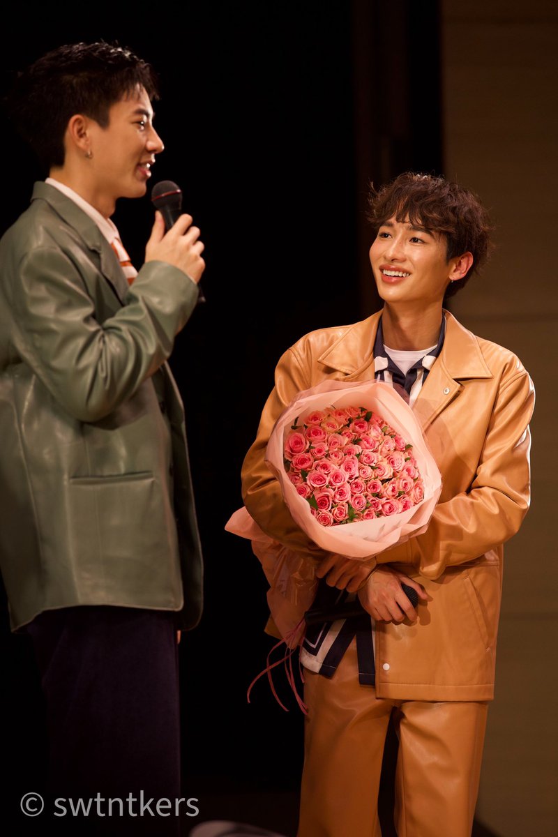 swtntkers's tweet photo. Gunちゃん、キラキラしてるー☺️✨
Papiiを見つめてるときが1番かわいいかもしれない🤭

#OffGun #ออฟกัน 
#OffGun1stFMinJP 
@AtthaphanP https://t.co/uX1unY12VB