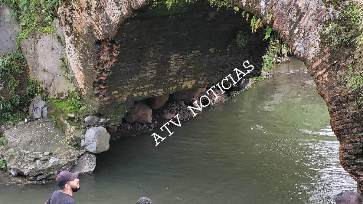 MTunchez_19's tweet photo. #Suchitepéquez| Puente El Corinto en la zona 3 de #Mazatenango en riesgo por socavamiento en las bases. Al ser monumento histórico se necesita permiso del #IDAEH para su reparación.
El puente fue construido en 1863 y une la zona 1 con la 3.
@AntonioIxcot_PL @RBCNoticiasGT https://t.co/HoNCpXQoUk