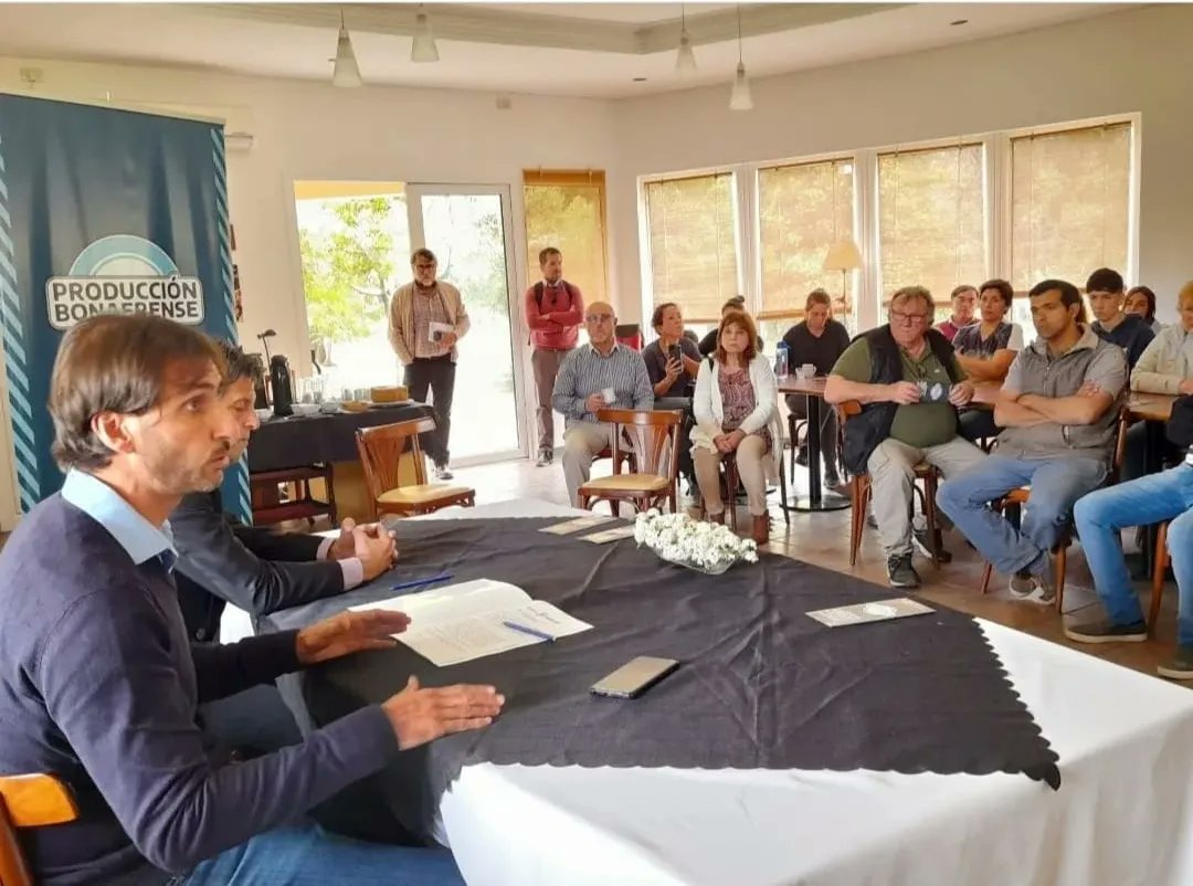 ArielFerAguilar's tweet photo. En Punta Indio firmamos el convenio de adhesión a Producción Bonaerense. Junto a productoras y productores locales presentamos este programa creado en el marco de la ley de góndolas que democratiza el acceso a las mismas de las #pymes bonaerenses. https://t.co/g56Bq1ahqe