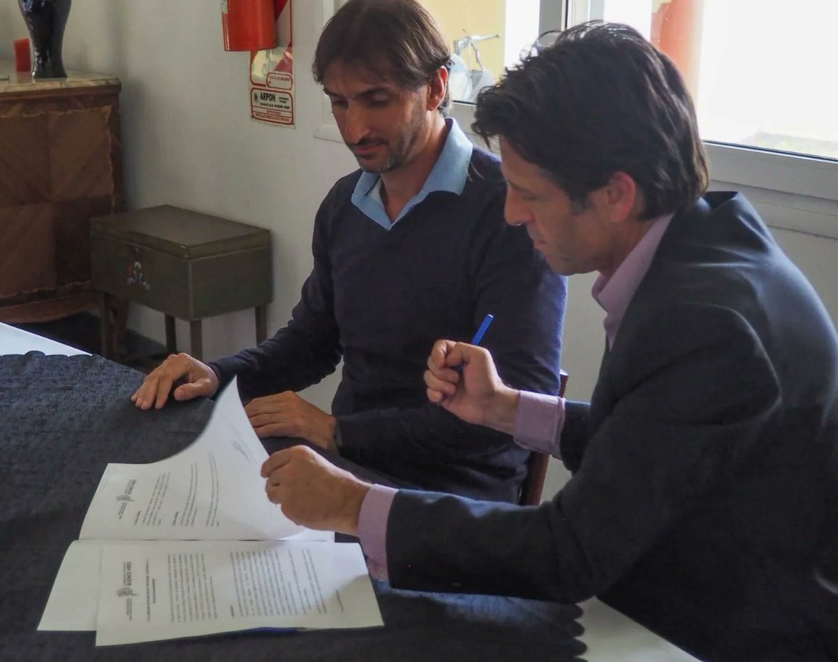 ArielFerAguilar's tweet photo. En Punta Indio firmamos el convenio de adhesión a Producción Bonaerense. Junto a productoras y productores locales presentamos este programa creado en el marco de la ley de góndolas que democratiza el acceso a las mismas de las #pymes bonaerenses. https://t.co/g56Bq1ahqe