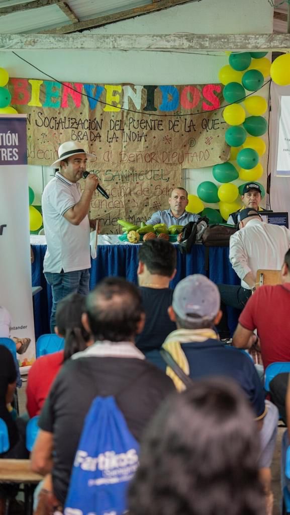 Con #PuentesParaLaVida llegaremos a la vereda El León en San Vicente de Chucurí. Junto a la comunidad de este territorio socializamos cómo será la construcción de un nuevo puente que les garantice la transitabilidad y un entorno seguro. #SiempreGestiónDelRiesgo