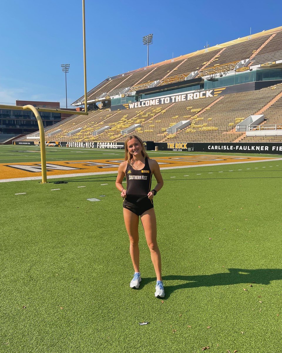 lizzee_runs's tweet photo. 2nd official visit down! Great experience getting to meet the team and seeing the campus. SMTTT 🦅💛 https://t.co/7HteJX7NtZ