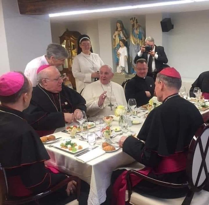 JulioRazona's tweet photo. La mesa del hambre https://t.co/faWE9UMEQO