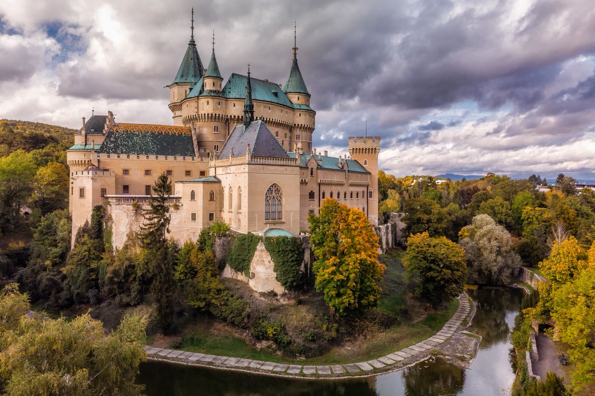 Slovakia has one of the highest numbers of #castles per capita in the world. 

In romantic Bojnice Castle, you can become part of a fairy tale or in Orava Castle, you can follow the steps of a vampire from the famous horror movie #Nosferatu, shot here.

👉 bit.ly/Slovak_castles