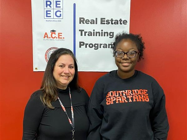 NAFCareerAcads's tweet image. At @Southridge_SHS, NAF students are already becoming the next generation of realtors in Southridge's "Real Estate Training Program," which pairs students w/local brokers to help them prepare for the real estate license exam go.naf.org/3dhboat #EDPathwaysToSuccess @NAFMiami