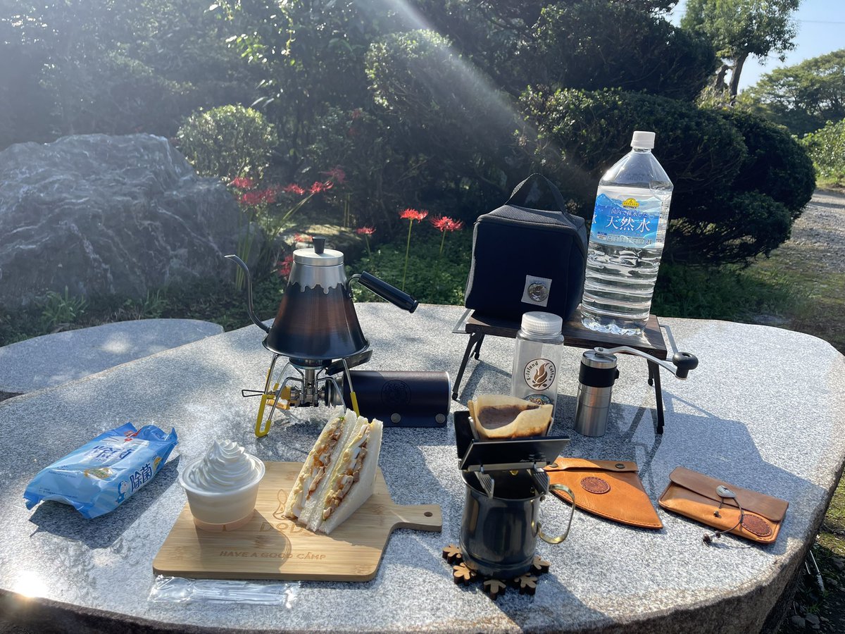 bluerunner1978's tweet photo. ただいまからの庭コーヒー☕️😁
もちろん、えと豆🫘(@EtoBlog )のリッチです😋
お腹ペコペコです🤤
今日もいい天気です☀️
充実した一日になりますように🌈✨🍀😌
#コパドア
#黒マグ
#富士型ポット
#アウトドアブレンドリッチ
#パーツ精工
#Beaudrip https://t.co/06tchGwrlW
