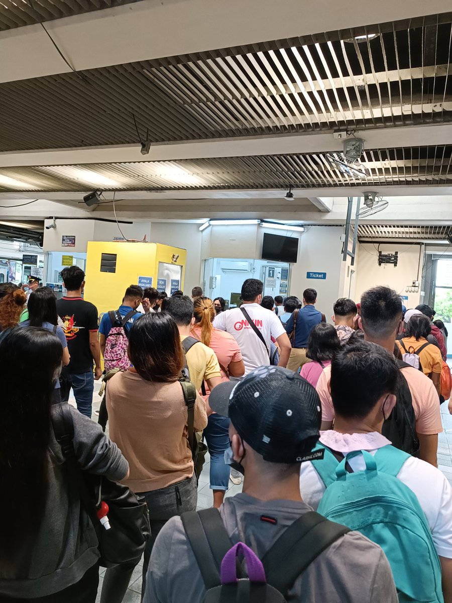 elocanoako's tweet photo. #BeepCards still lacking, this should have at least lessen crowd during rush hours at queue. #DICT pakigawan Naman paraan sirs, Wala man lang mabili! https://t.co/WTos4pUpsi