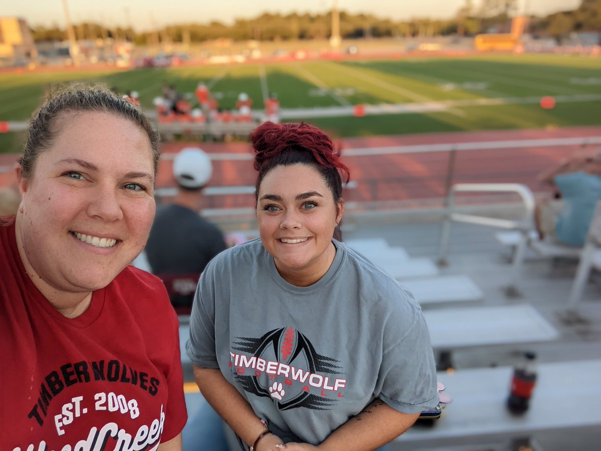 valerie_schulze's tweet image. Perfect night to watch some 7th grade football. Let's go Timberwolves!! #wchowlout #missingthecrew