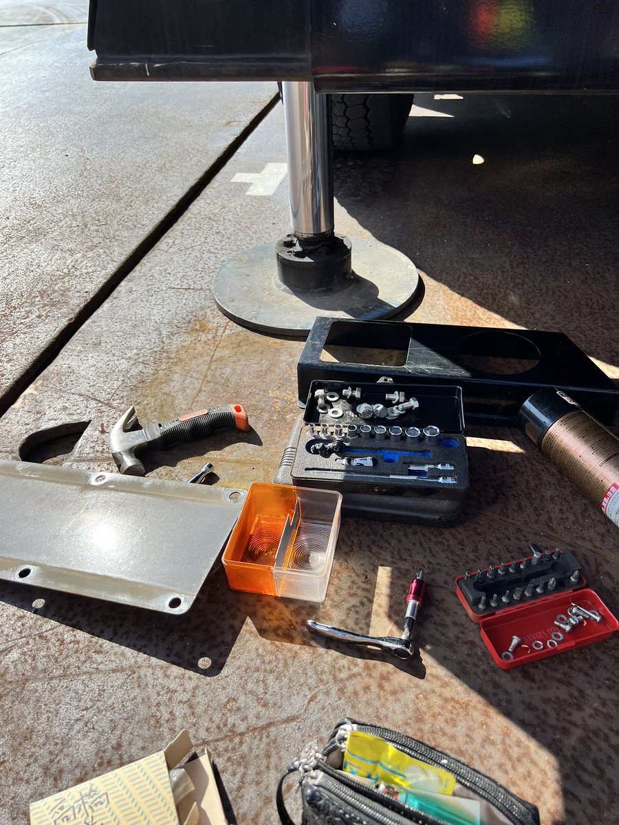 今日は現場が中止なので車庫にてメンテ中σ(≧ω≦*)

キセノンなんて初めて交換してるけど全部バラすの！？ってか私はずさなくて良いところまで外してんなぁこれ（笑）
私の頭どぉなってんのよ！！