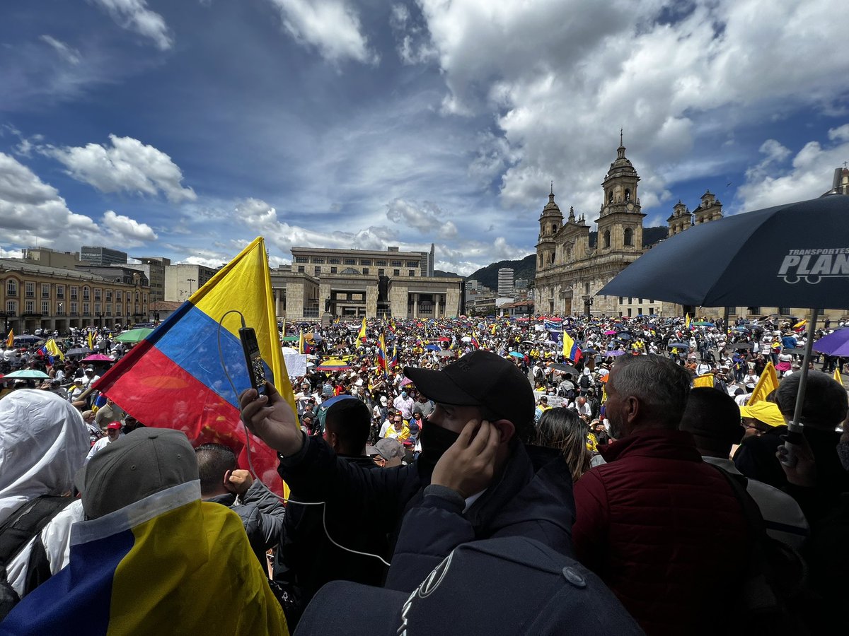 Bogotá gracias por defender la patria, por quererte libre y en democracia, se garantizó la protesta sí, pero nosotros garantizamos a transeúntes, comerciantes, transportadores y fuerza pública tranquilidad, respeto por la diferencia y la vida.