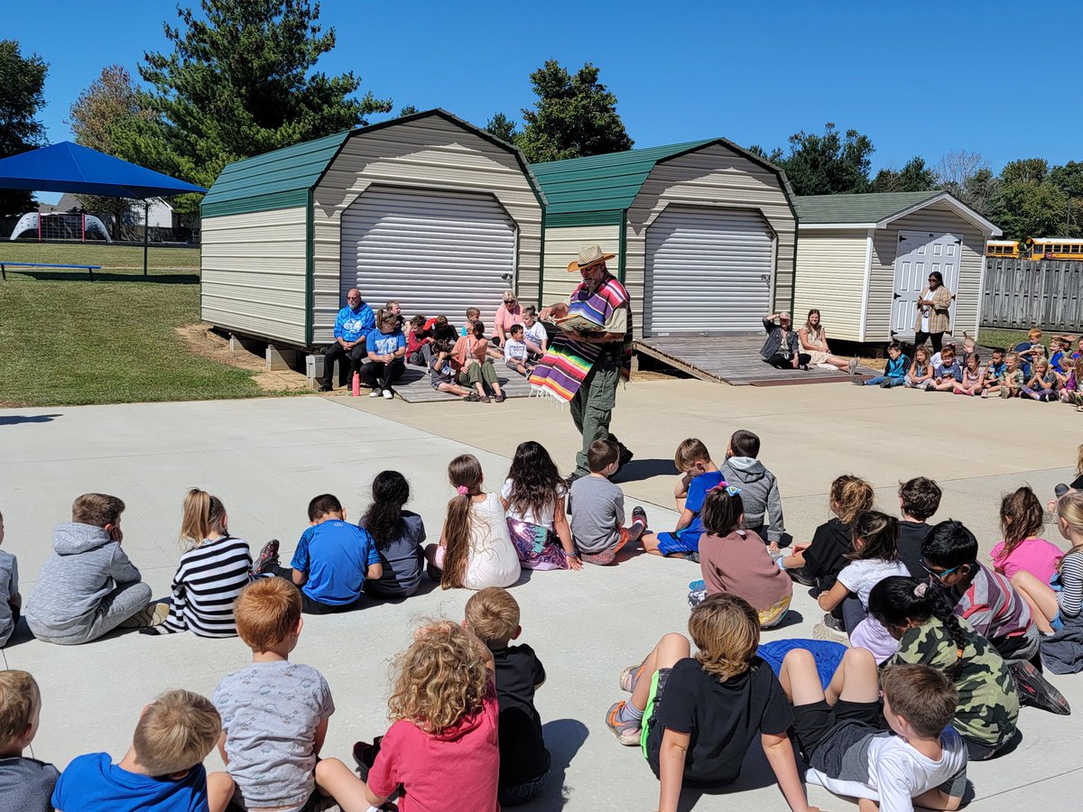 First grade enjoyed Reading with Sumner Co Sheriff's Office and their special reading partner today at HB Williams  <a href="/scottlangford72/">Scott Langford</a> @trenadyf @co_sumner
