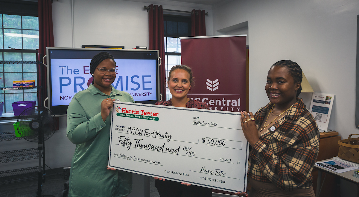 NCCU's tweet photo. #NCCU continues its quest to solve food insecurity on campus thanks to a $50K gift from @HarrisTeeter! Funds will be used to stock & replenish the shelves of the university's Campus Pantry with essential items to support our Eagles in need.
#EaglePride #EaglePromise #EaglesServe https://t.co/Y4R4jsOaOM