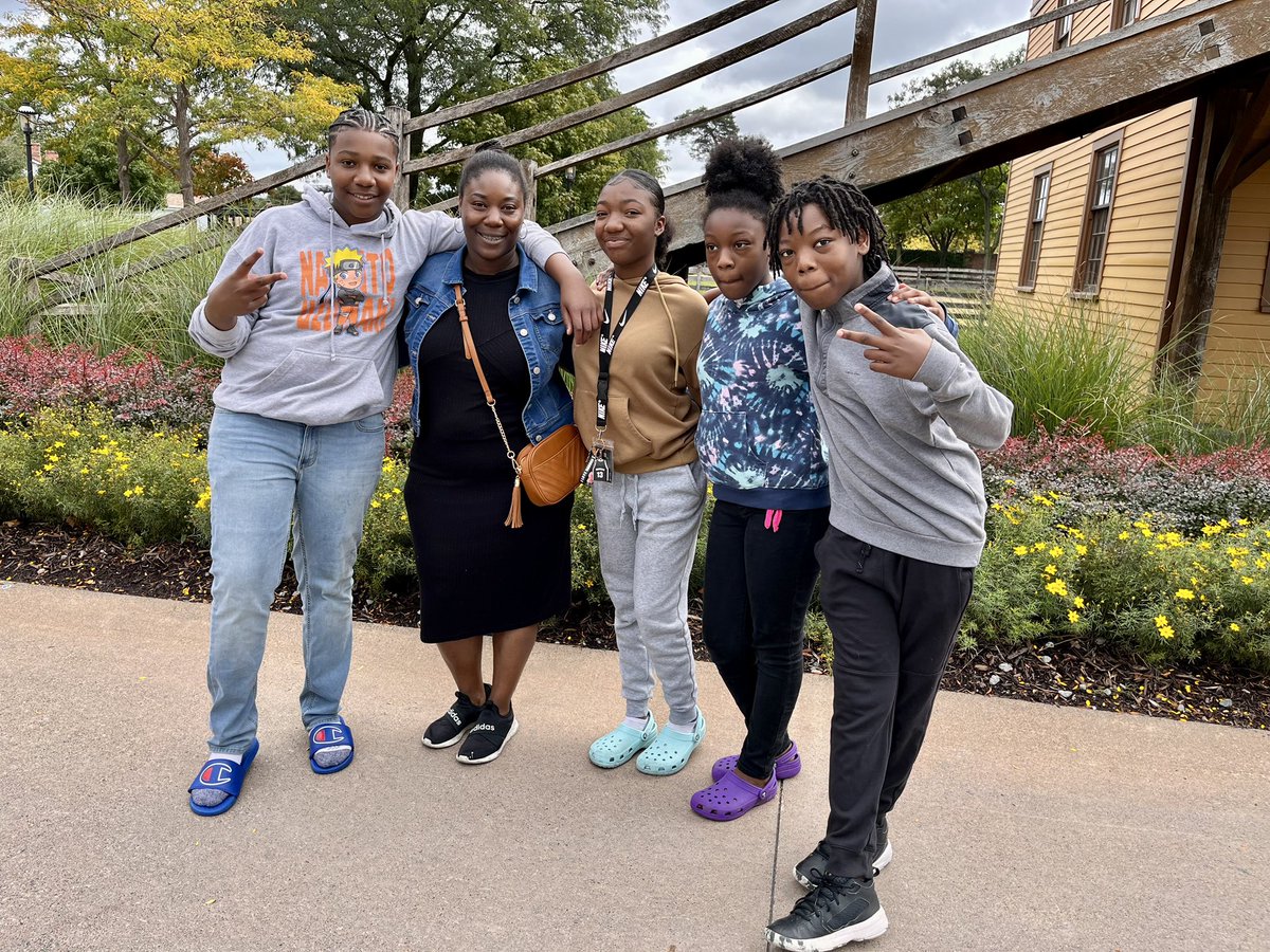 MercyEdProject's tweet image. MEP is so grateful to be part of @thehenryford Community Outreach Program. This weekend, eight of our Girls’ Program students and their families were able to enjoy a day at Greenfield Village! #funforthefamily #makingeducationfun