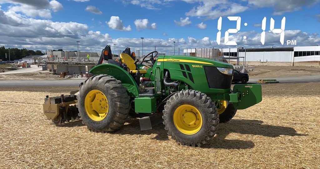 SturgeonSeeding's tweet photo. Don’t they say “Get you one that can do both?” 🚜 @JohnDeere https://t.co/lJCDqO42Ft