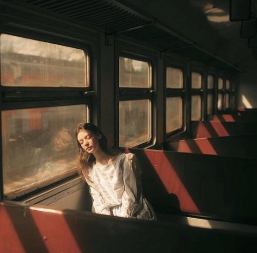 혼자라고 생각했는데 이렇게나 도움을 주는 이들이 많이 있다는걸 모르고 있었다 Traveling by Train _by. @Iconic___Images