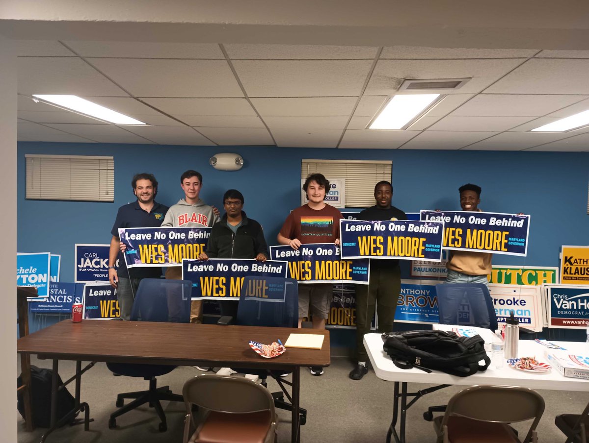 WillThorne03's tweet photo. The Towson @MDCollegeDems had a great night talking to voters for @iamwesmoore, @arunamiller, and all of our @mddems! We called about 4,000 voters in less than 2 hours! #AllBluein2022 https://t.co/661Vuuh5Os