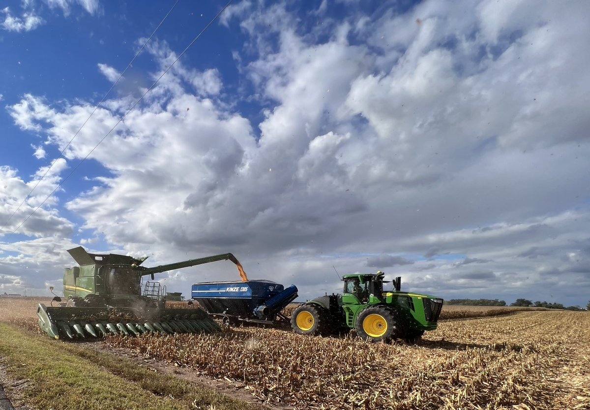 TomFarms's tweet photo. #TATF
A perfect autumn day for adding the 2nd combine to #Harvest22.
DYK There is one silk for every kernel that grows in an ear of corn? ๐ฝ Thatโs a lot of silk!
#TomFarms #Dekalb #JohnDeere #Farmers #BayerCropScience #Corn #Indiana https://t.co/Fv3jVLoQqT